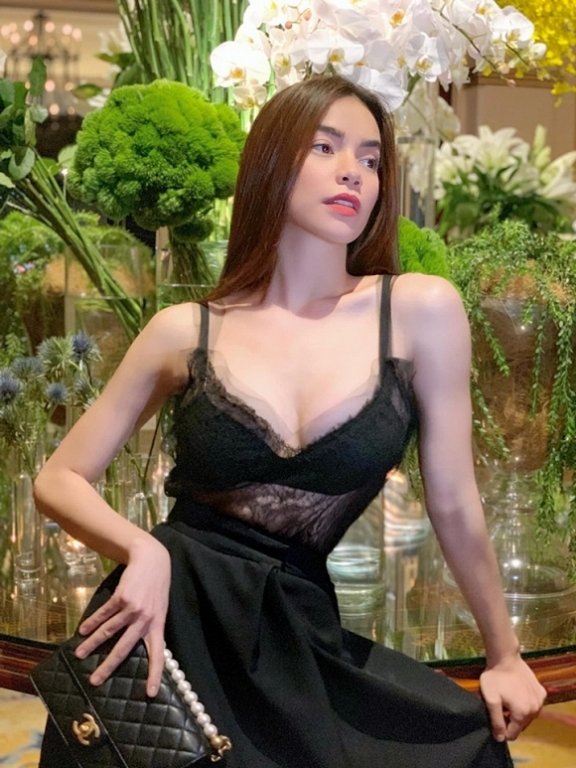 Mặc một chiếc váy gợi cảm để đi hẹn hò nhưng Hồ Ngọc Hà vẫn nhận ý kiến chê bai từ dân mạng: 