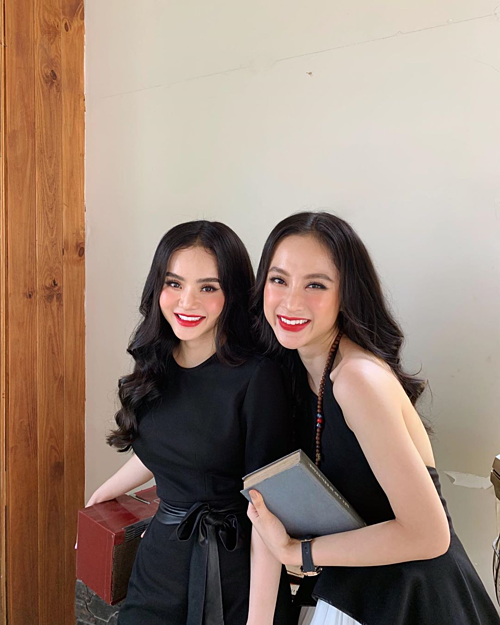 Angela Phương Trinh đọ sắc cùng em gái.