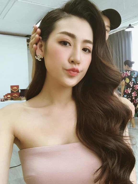 Á hậu Tú Anh kể lể: 
