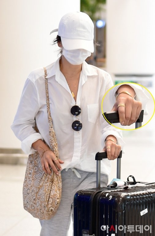 Song Hye Kyo khiến người hâm mộ lo lắng khi liên tục cúi gằm mặt, mệt mỏi liên tục tránh né truyền thông.