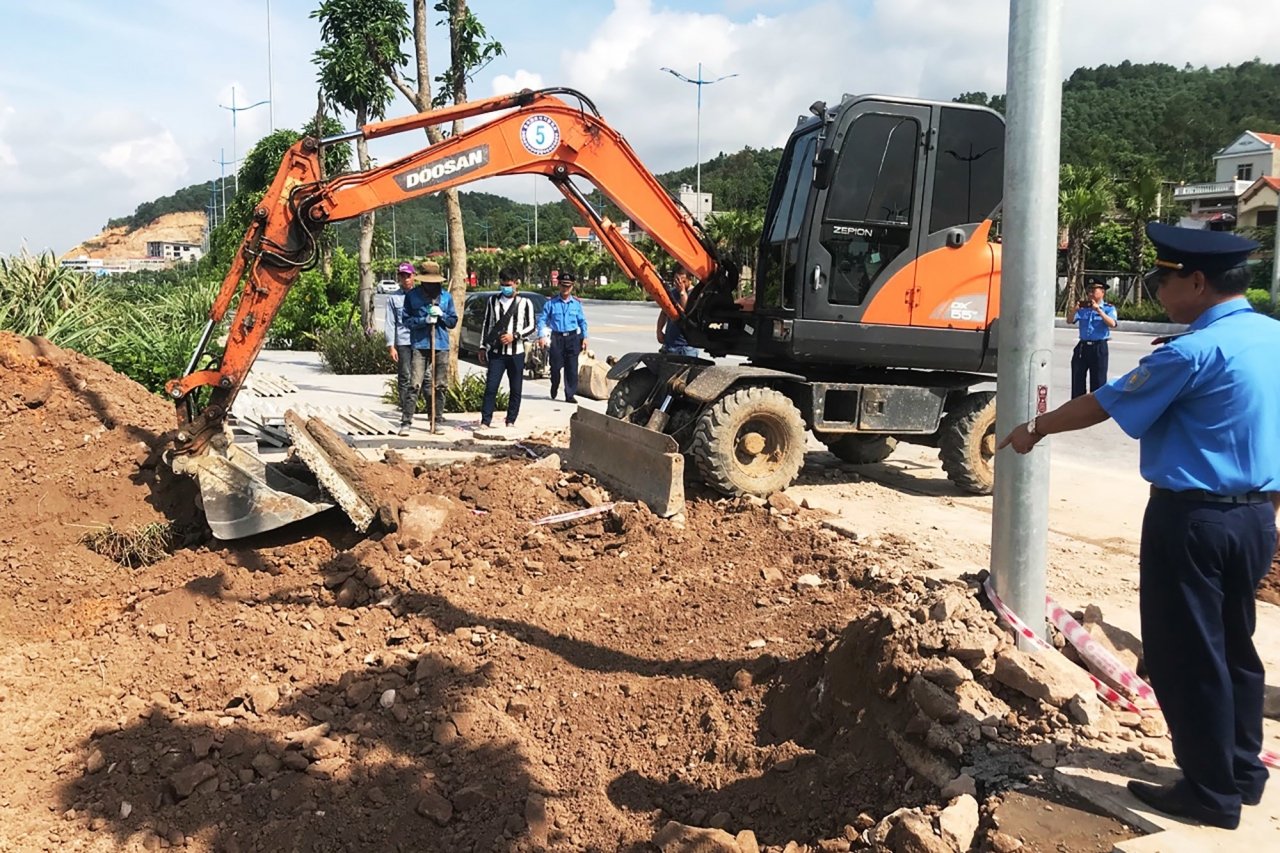 Lực lượng chức năng khắc phục vị trí vỉa hè tuyến đường 10 làn xe đẹp nhất Quảng Ninh bị sạt lở. (Ảnh: Báo Giao Thông).