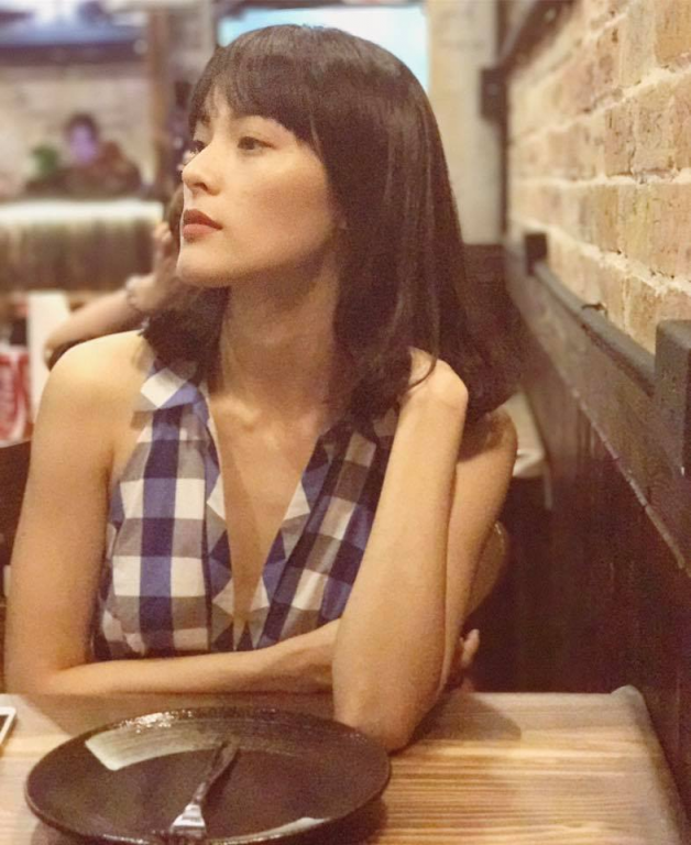 Cư dân mạng cho rằng do quá gầy nên ở nhiều ảnh, gương mặt của Hạ Vi trông nam tính và thiếu sức hút.