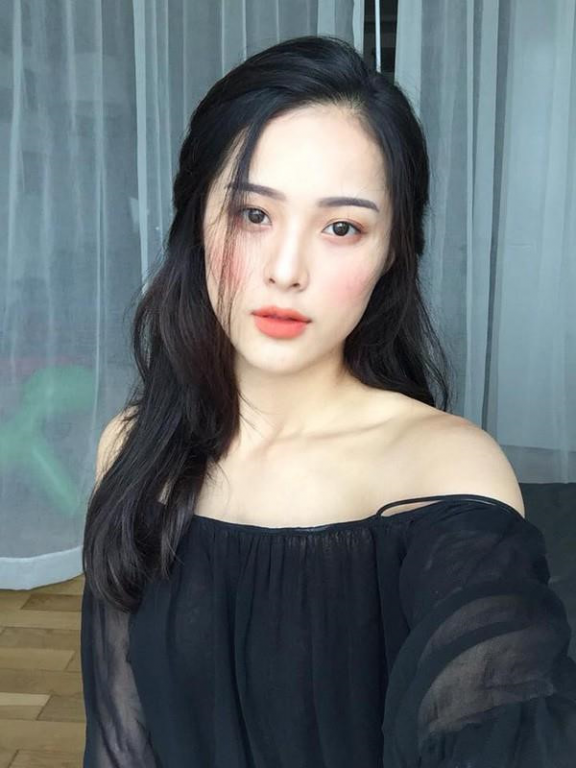 Sau khi dính tin đồn hẹn hò với đại gia Cường Đô la, Hạ Vi trở thành cái tên được nhiều người săn lùng. Sau đó, cô cũng góp mặt trong bộ phim hot