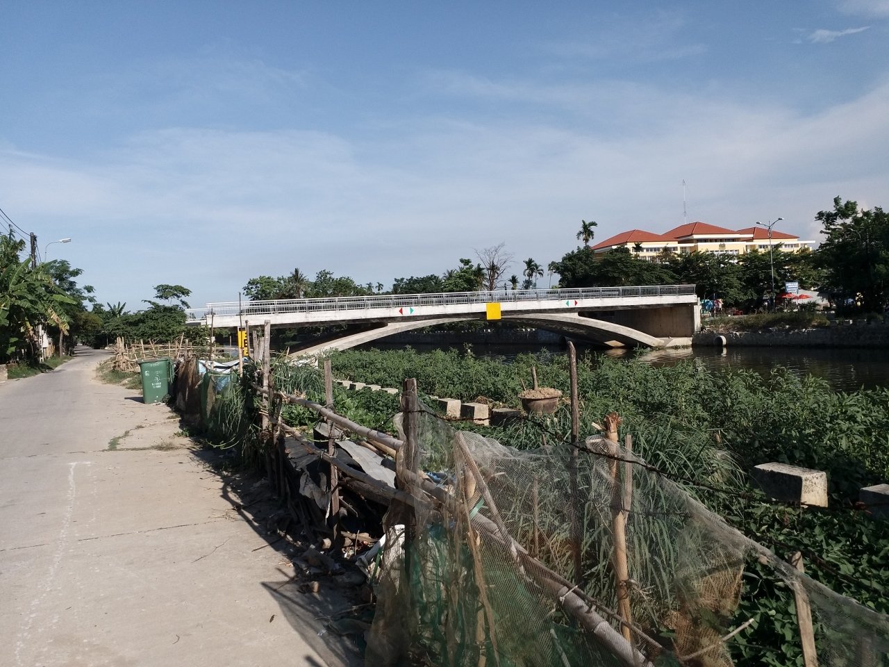 kho-hieu-cay-cau-da-xay-xong-nhung-nam-tro-troi-giua-song