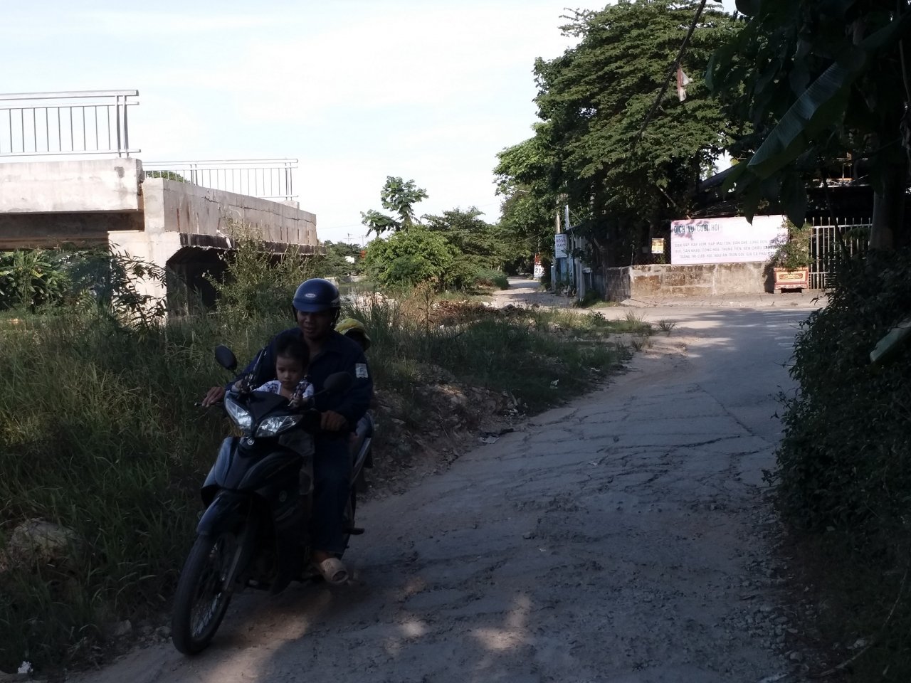 kho-hieu-cay-cau-da-xay-xong-nhung-nam-tro-troi-giua-song