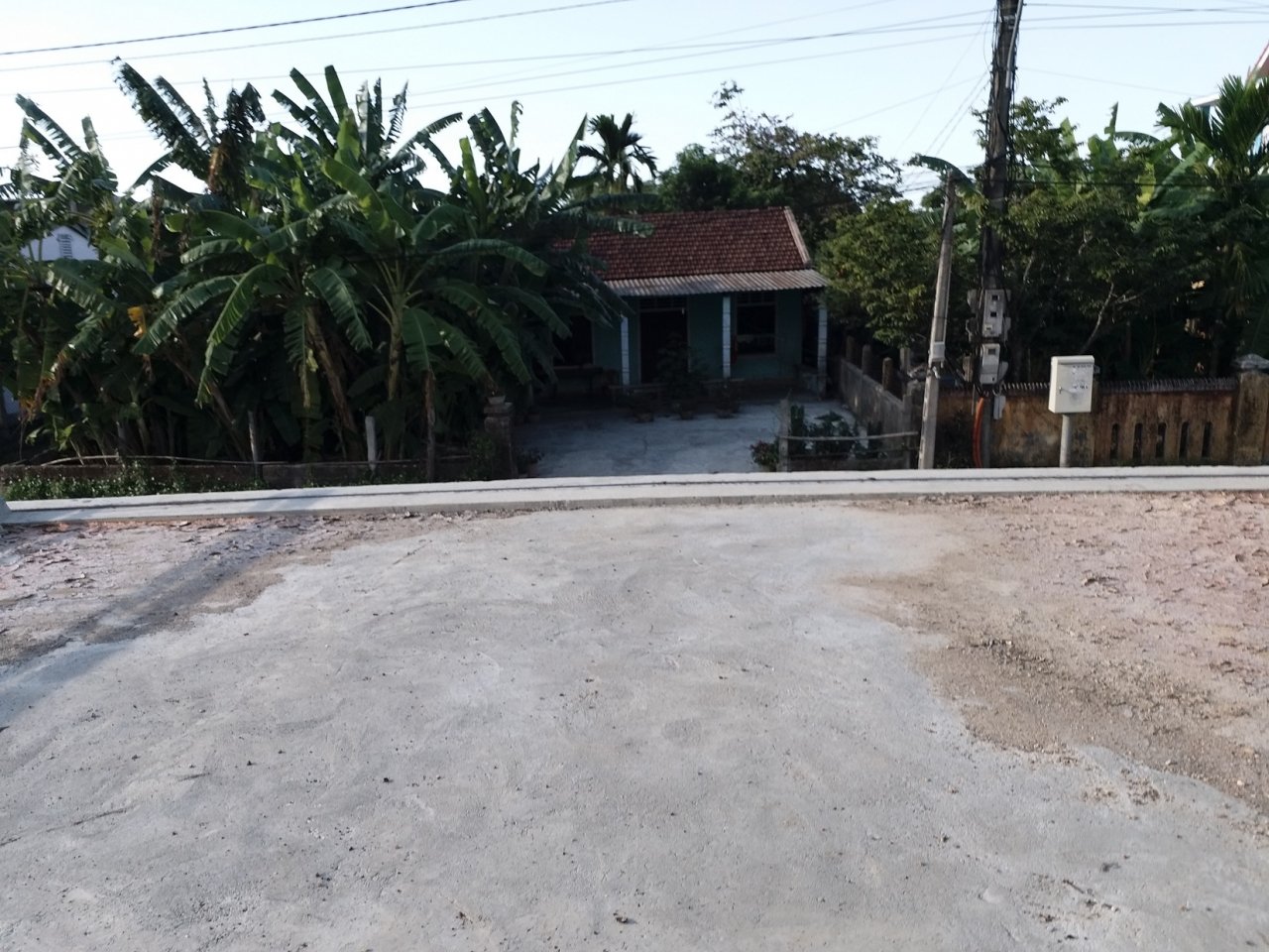 kho-hieu-cay-cau-da-xay-xong-nhung-nam-tro-troi-giua-song