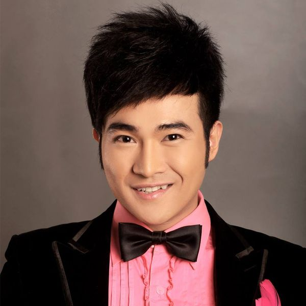 Ca sĩ Minh Quân theo dõi hết trận đấu cũng thể hiện sự bức xúc trước cách chơi xấu của đội tuyển Thái Lan. 