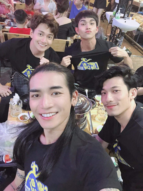 Bộ tứ Running man Việt Nam gồm Ngô Kiến Huy, Jun Phạm, Liên Bỉnh Phát, BB Trần cùng tụ tập ăn uống, xem bóng đá. BB Trần viết: