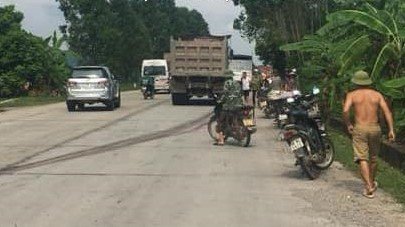 Hiện trường vụ tai nạn khiến nam thanh niên điều khiển xe máy tử vong.