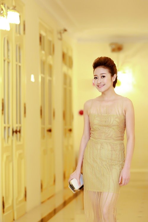 ve-dep-trong-sang-cua-mc-phi-linh-sap-len-xe-hoa