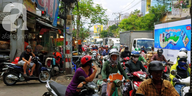 Con đường Âu Cơ trở nên hỗn loạn trong ngày Tết Đoan Ngọ.