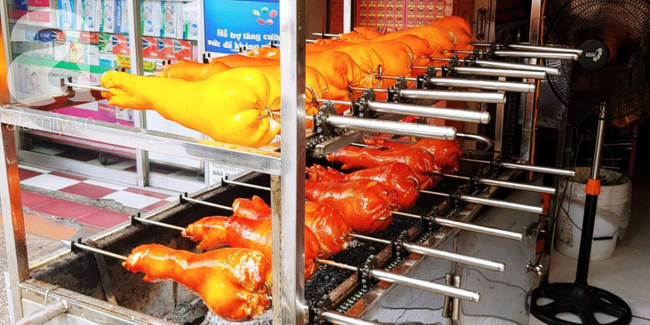 Nhiều quán vịt quay bán thêm chân heo quay.