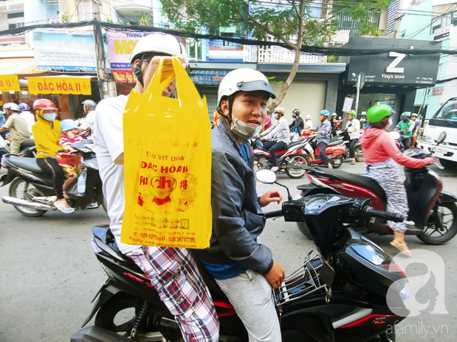 Hai chàng trai từ quận 2 đi mua vịt quay.