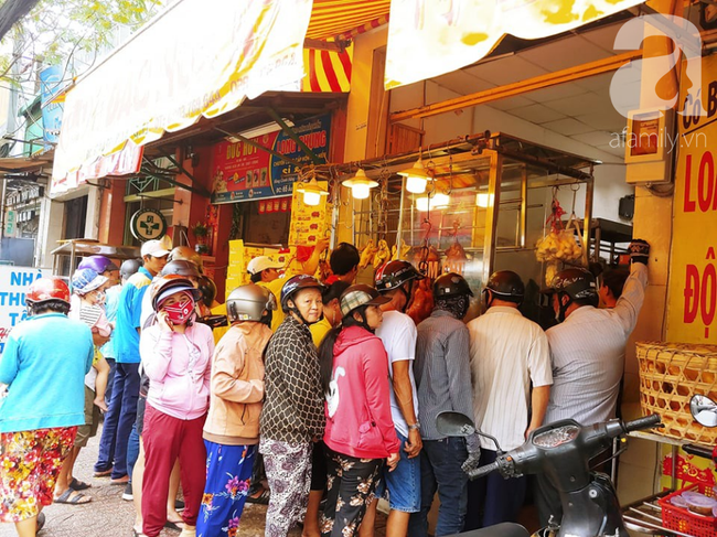 Ngao ngán xếp hàng.