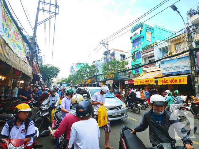 Quá kẹt xe, nhiều người đi bộ ra cả lòng đường.