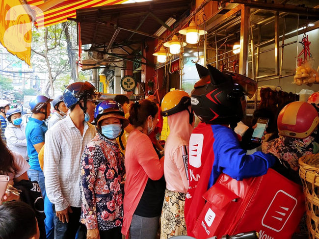 Đến trưa quang cảnh xếp hàng vẫn chưa hạ nhiệt.