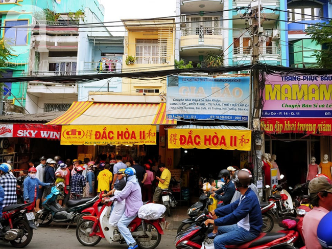 Vịt quay Đắc Hòa mở thêm 1 tiệm bên kia đường nhưng vẫn không đủ đáp ứng.