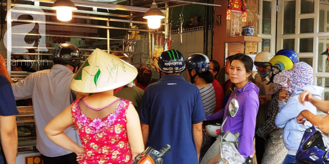 Nhiều người quyết tâm phải mua bằng được vịt quay ở đây.