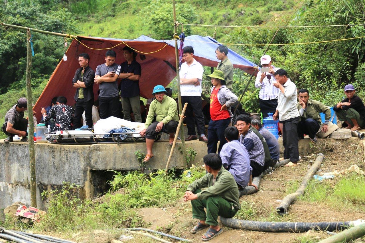Hàng trăm người được huy động giải cứu người đàn ông mắc kẹt trong hang đá suốt 8 ngày qua.