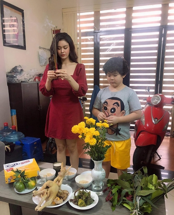 Trương Quỳnh Anh cùng con trai cúng Tết Đoan ngọ.