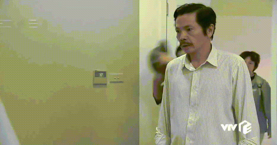 Khải tức giận lao vào ném mũ cối về phía Thành