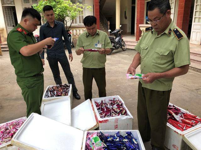Cục Quản lý thị trường tỉnh Lạng Sơn bắt giữ 3.750 que kem có nguồn gốc Trung Quốc. Ảnh: Cục QLTT tỉnh Lạng Sơn.