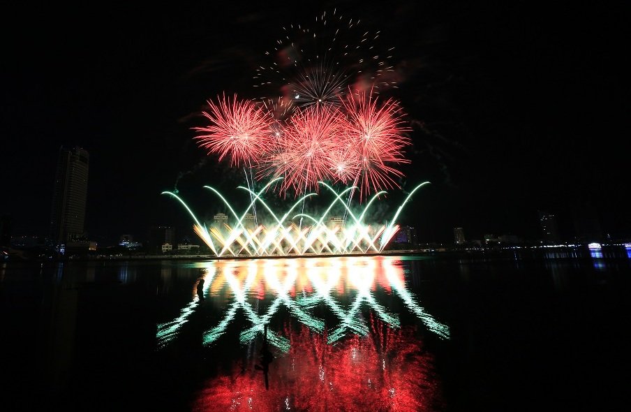 ngat-ngay-voi-nhung-man-phao-hoa-tran-day-nang-luong-cua-bi-va-brazil