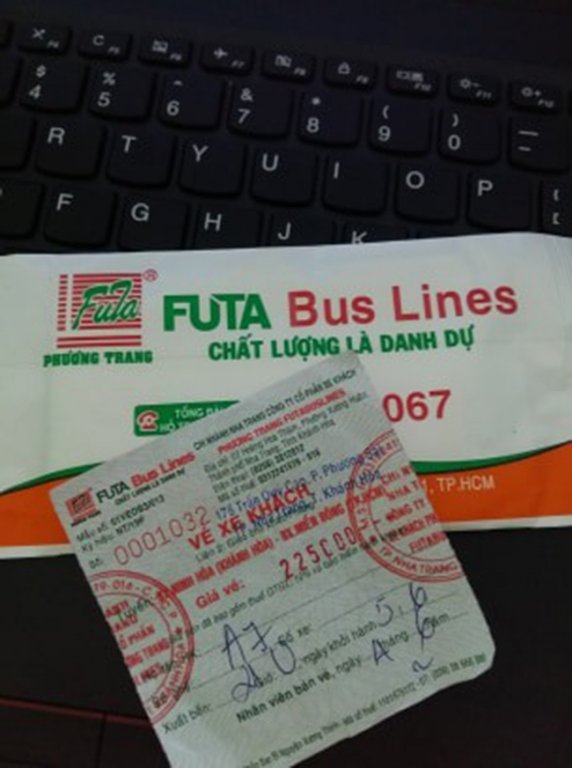 Tấm vé xe của cô gái.