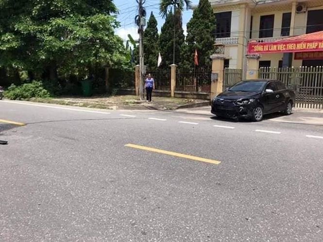Sau khi xảy ra tai nạn, xe ô tô lùi vào trong cổng và 