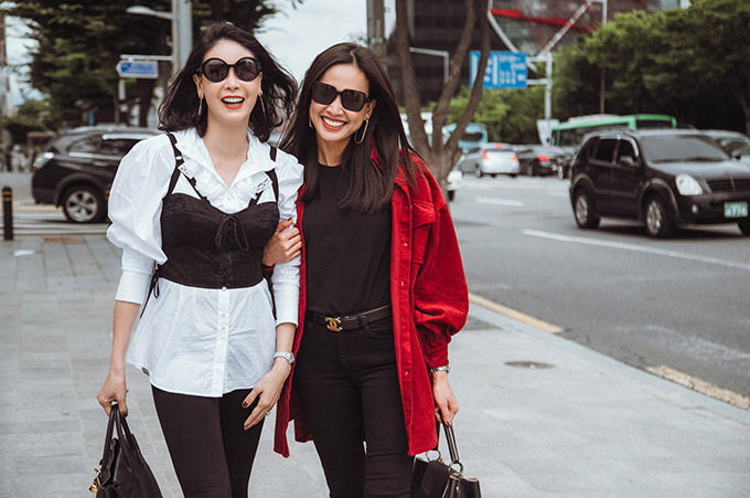 Hà Kiều Anh - Dương Mỹ Linh dắt tay nhau dạo chơi ở Seoul.