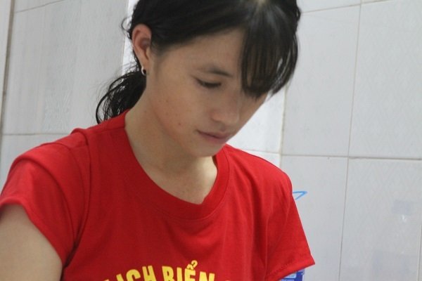 tieng-khoc-xe-long-cua-be-gai-dan-toc-bi-bong-dien-toan-than