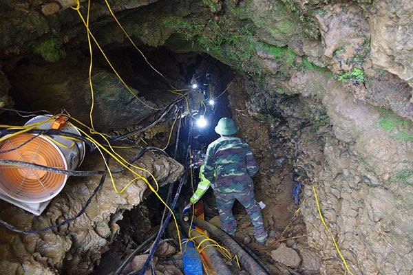 Khu vực hang đá nơi nạn nhân bị mắc kẹt. (Ảnh; Báo Lào Cai).