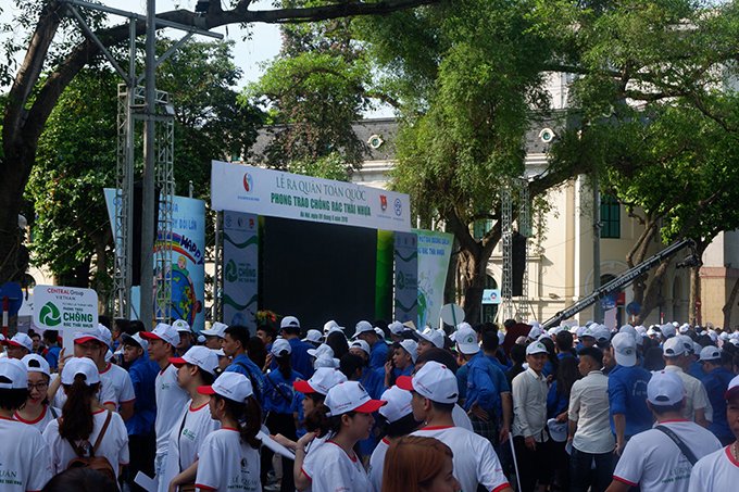 Rất đông người đến tham dự Lễ ra quân toanfd quốc phong trào chống rác thải nhựa