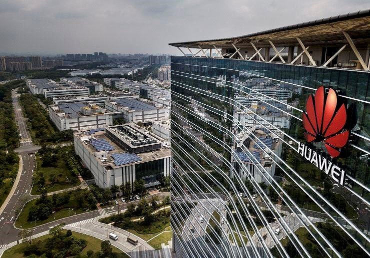 Logo Huawei trên một cơ sở sản xuất của Huawei ở TP Đông Hoản, tỉnh Quảng Đông (Trung Quốc). Ảnh: GETTY IMAGES