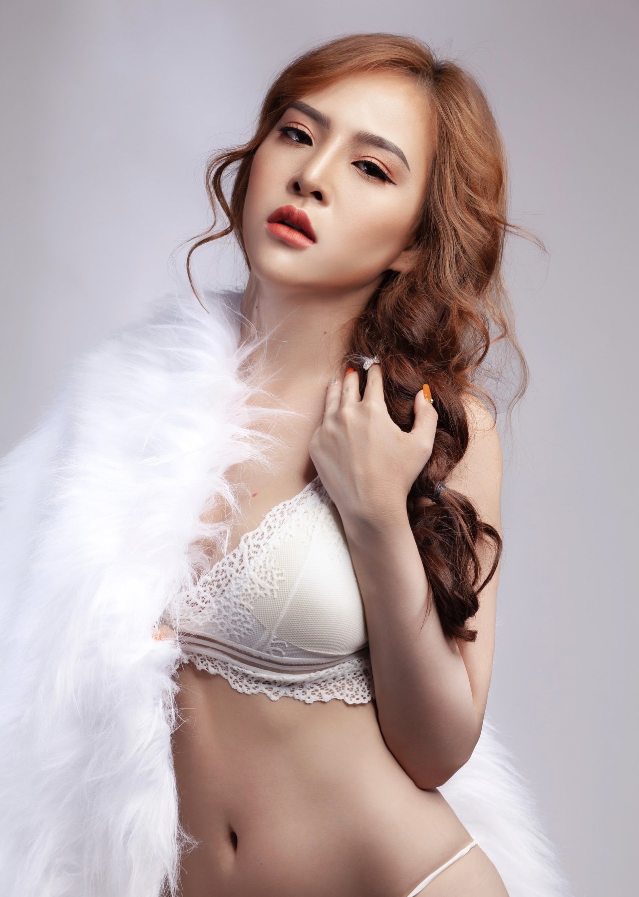 can-canh-nhan-sac-nong-bong-cua-hot-girl-so-huu-vong-eo-con-kien-khong-thua-kem-ngoc-trinh