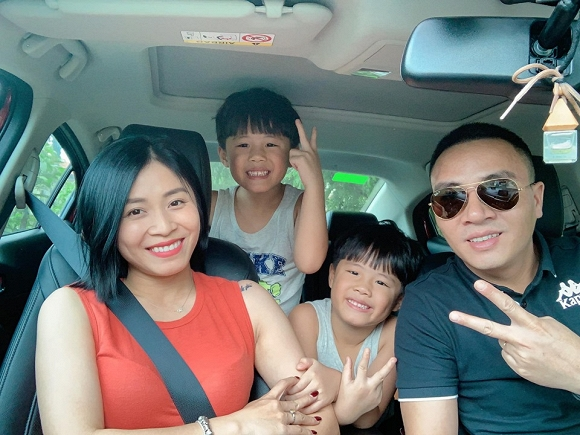Gia đình MC Hoàng Linh đi chơi tránh nóng nắng.