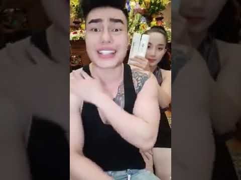Lê Dương Bảo Lâm thường xuyên live stream cùng các cô gái trẻ để quảng cáo bán mỹ phẩm trên Facebook.