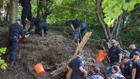 Cảnh sát tìm kiếm thi thể trong khu đất của Bruce McArthur - Ảnh: La Presse canadienne