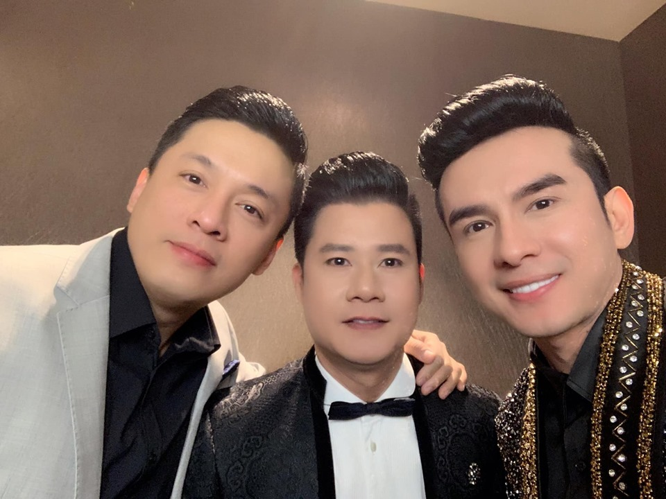 Ba giọng ca đình đám một thời là Lam Trường, Quang Dũng và Đan Trường khoe vẻ phong độ trong một khung hình. Cả 3 ca sĩ đều đã ngoài 40 tuổi nhưng vẫn giữ được nét trẻ trung như thời mới vào nghề.