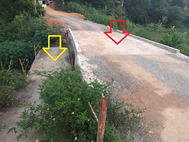 Chính quyền TP Cao Bằng cưỡng chế cây cầu do dân tự bỏ tiền làm (mũi tên đỏ) gây nhiều tranh cãi. (Ảnh: FB).
