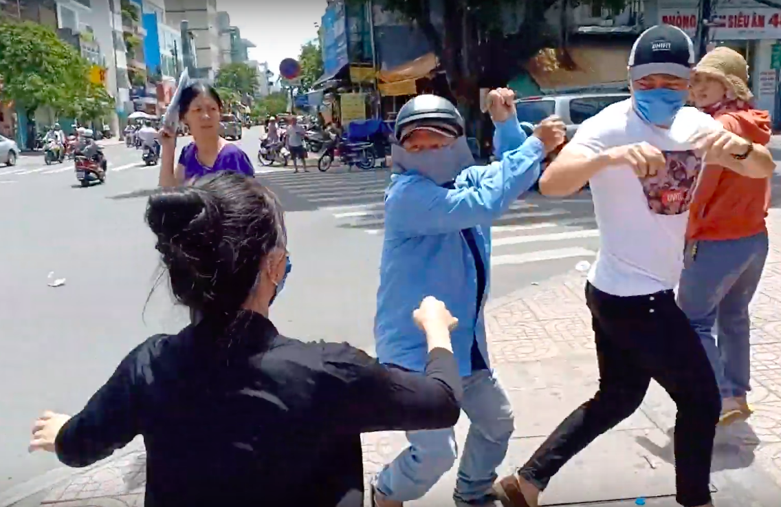 Lê Dương Bảo Lâm bị 2 người đeo khẩu trang lao vào đánh khi phát cơm từ thiện. 
