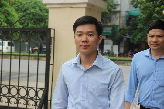 Cựu bác sĩ Hoàng Công Lương và chú ruột là Hoàng Công Tình đến phiên tòa. 