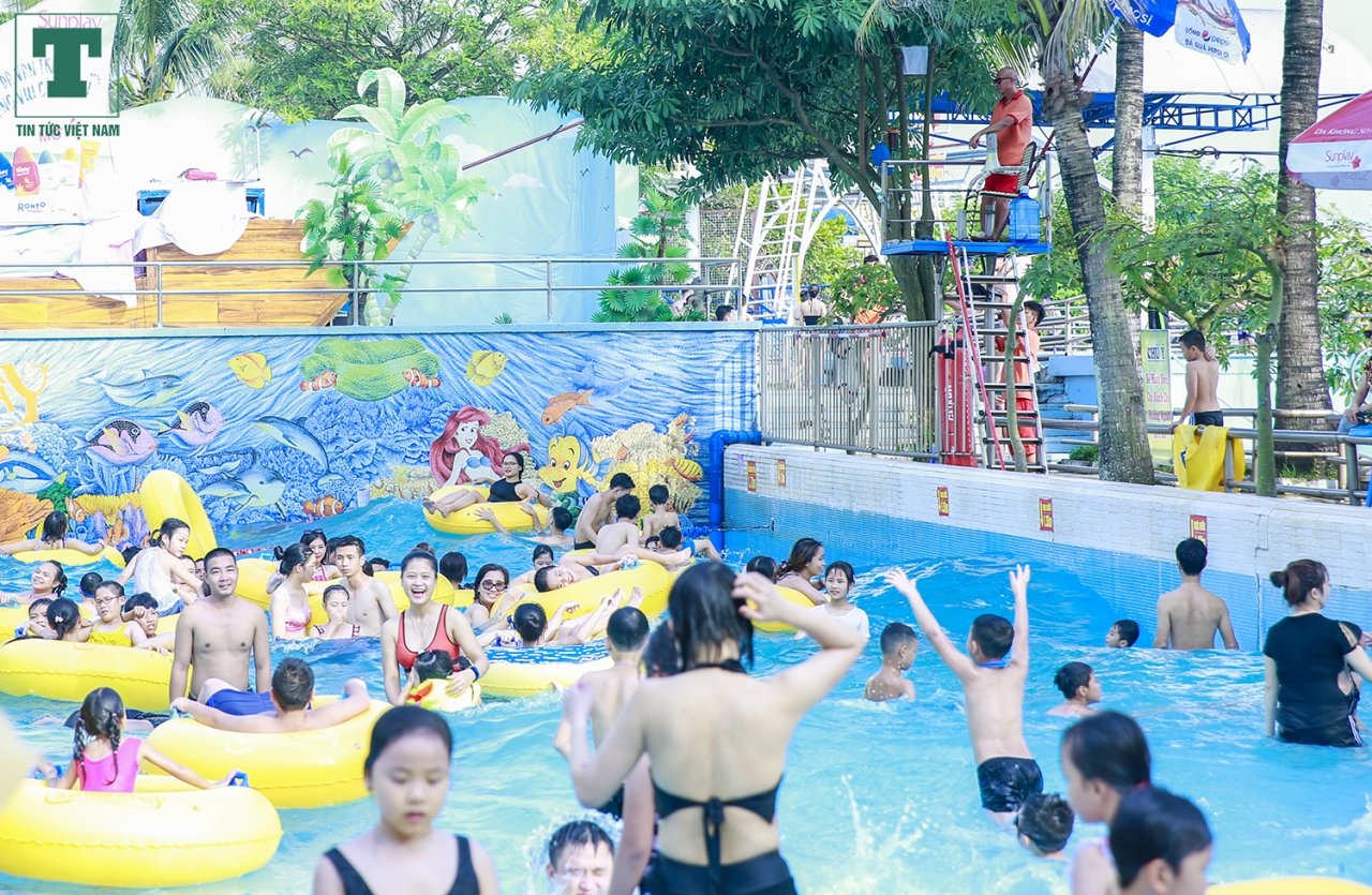 Một nhân viên cứu hộ đứng ở phía trên cao nhằm đảm bảo quan sát đủ kỹ, phát hiện ra sự cố kịp thời.