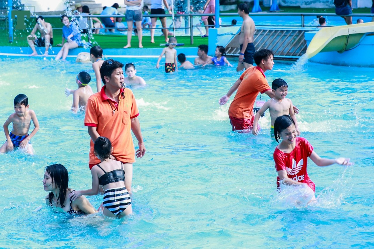 Các nhân viên cứu hộ luôn phải hoạt động hết mình để đảm bảo an toàn cho trẻ.