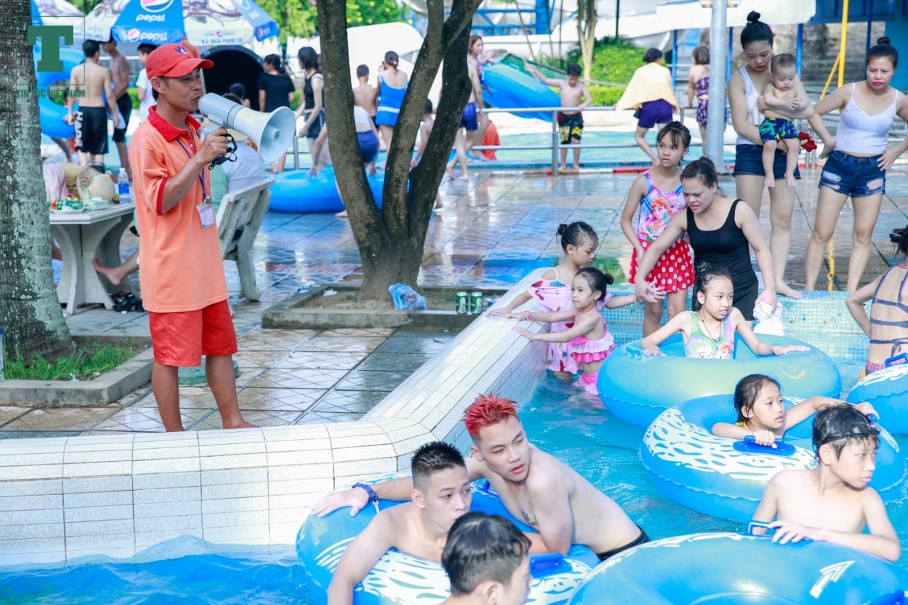Nhân viên liên tục nhắc nhỏ các cháu nhỏ vui chơi an toàn.