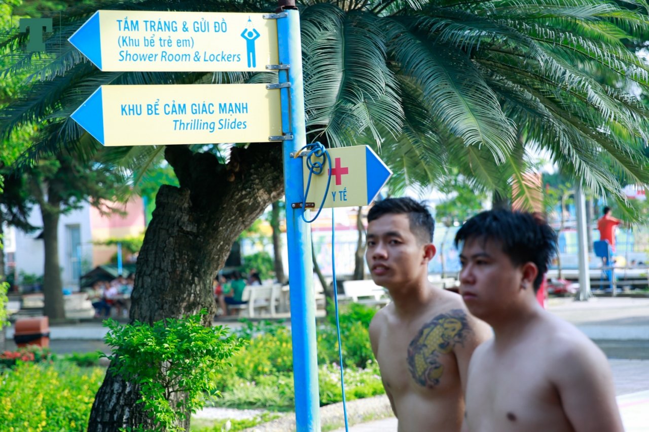 Ngoài việc bố trí các nhân viên cứu hộ thì Công viên nước Hồ Tây cũng dán biển chỉ đường để kịp thời vào phòng Y tế khi có sự cố.