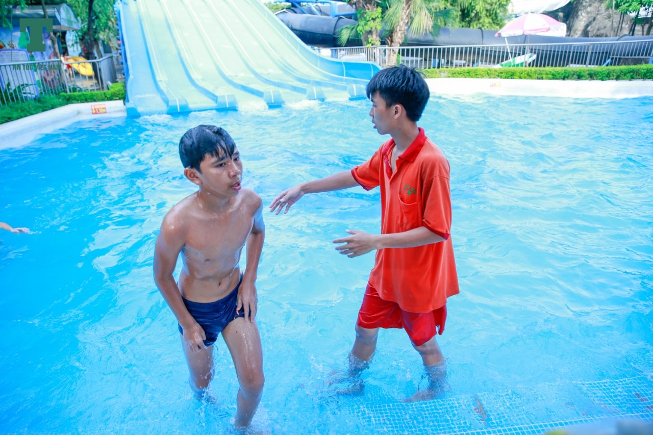 Đây là cảnh nhân viên cứu hộ đứng trông cho trẻ chơi cầu tượt ở Công viên nước Hồ Tây.