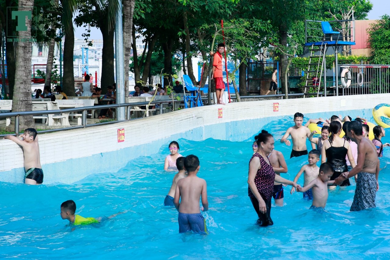 Luôn mắt nhìn xung quanh để đảm bảo an toàn cho du khách.