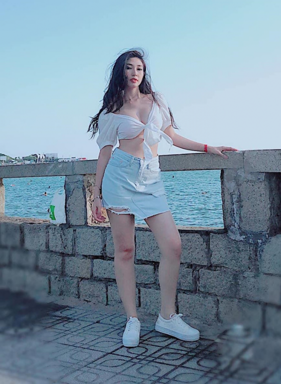 Gu thời trang đời thường của người đẹp cũng trở nên phóng khoáng và sexy hơn. Cô không ngại diện áo croptop, áo 2 dây trễ nải... 