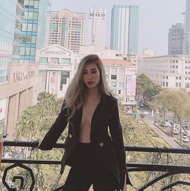 Mới đây, trên trang cá nhân, Khổng Tú Quỳnh khiến cư dân mạng bất ngờ với hình ảnh phanh áo, khoe vòng một hờ hững. Đa phần ý kiến cho rằng nữ ca sĩ đã quá táo bạo và quyến rũ.